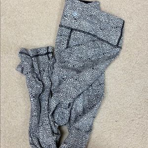 Black and White Flower Wunder Under Lulu size 4